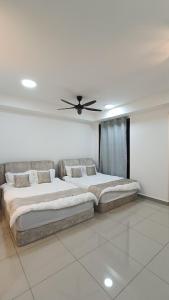 马六甲bali residensi的一间卧室配有两张床和吊扇