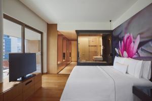 海得拉巴海得拉巴思维空间威斯汀酒店的一间卧室配有一张大床和电视
