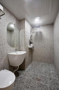 全州市Hotel sounds的一间带水槽、卫生间和镜子的浴室