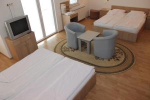 萨拉热窝哲百克客房的一间带两张床和电视的客厅