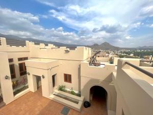 阿尔哈姆拉Al Hamra Mountain View的从阳台欣赏白色建筑的景色