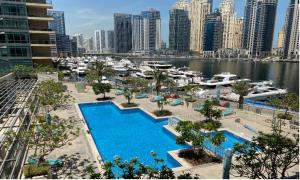 迪拜努然玛丽娜服务公寓的享有码头和水中船只的景色