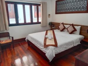 琅勃拉邦Villa Visay II的一间卧室配有一张床,上面有托盘