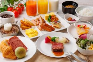 大阪大阪东急REI酒店的餐桌,早餐盘和饮料