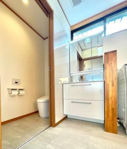 Sekishoato雅 芦ノ湖 別荘 箱根 Miyabi Ashinoko villa hakone的一间带卫生间和水槽的浴室