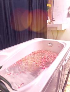 巴位Queen's Homestay Ba Vì - Venuestay的浴室里设有浴缸,上面装满了糖果喷洒