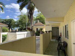 尼格瑞尔Relax in Jamaica - Enjoy 7 Miles of White Sand Beach! villa的房屋的阳台享有风景。