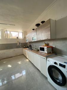 巴库CHEMPION HOSTEL BAKU的厨房配有洗衣机和微波炉。