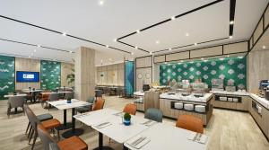 新加坡Holiday Inn Express & Suites Singapore Novena, an IHG Hotel的餐厅的 ⁇ 染,配有桌椅