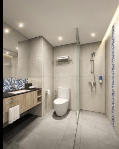 新加坡Holiday Inn Express & Suites Singapore Novena, an IHG Hotel的一间带卫生间和玻璃淋浴间的浴室