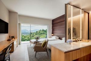 哥打京那巴鲁Hyatt Centric Kota Kinabalu的酒店客房设有一张床和一个大窗户