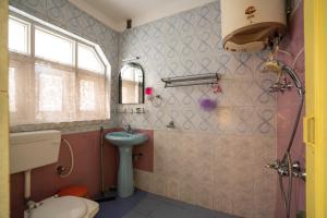 斯利那加Zostel Srinagar的一间带卫生间和水槽的浴室