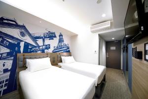 札幌Travelodge Sapporo Susukino的一张位于一间拥有艾菲尔铁塔壁画的房间的两张床