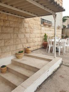 耶路撒冷Studio E-Sheikh的庭院设有楼梯和桌椅