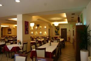 圣皮耶特罗因卡里亚诺摩洛费雷欧尼酒店的一间在房间内配有桌椅的餐厅