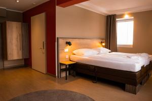 罗斯托克体育论坛酒店的酒店客房设有床和窗户。