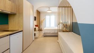 依诺罗达Aether Green Apartments的带厨房的房间和一间带一张床的卧室