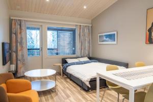 普哈圣山Pyhä Snowflake的卧室配有一张床和一张桌子及椅子