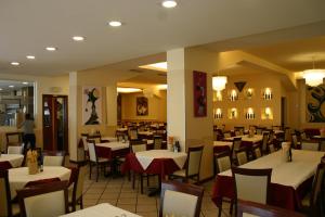 圣皮耶特罗因卡里亚诺摩洛费雷欧尼酒店的餐厅内带桌椅的用餐室