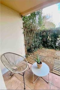布拉尼亚克Le Ludz Blagnac的一个带椅子和桌子的庭院和植物
