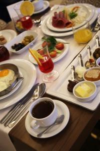 Inegol莫里安酒店的餐桌,早餐盘和咖啡盘