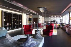 佛罗伦萨C-安巴夏特利酒店的客厅配有红色椅子和沙发