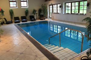 巴特恩多夫库尔福尔霍夫酒店的蓝色海水大型游泳池