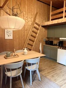 Hytte nær Ål的一间带桌椅和楼梯的厨房