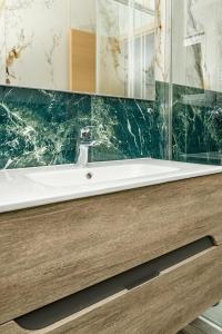 木洛希尼Villa Magnolia的浴室设有白色水槽和镜子