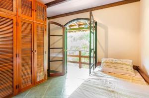 彼得罗波利斯Sítio Borges的一间卧室设有一张床和一个开放式门