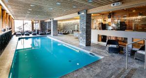 梅杰夫马蹄铁酒店的游泳池,位于酒店带游泳池的房间内