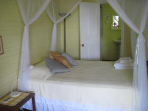 Sand Dollar Beach Bed & Breakfast客房内的一张或多张床位