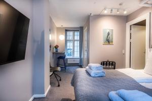 哥本哈根The Churchill 5 by Daniel&Jacob's的配有一张床和一张书桌的酒店客房