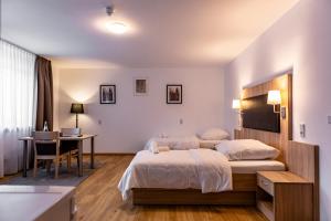 万德利茨Motel Zur Dachsbaude的酒店客房配有两张床和一张书桌