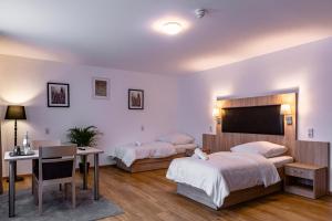 万德利茨Motel Zur Dachsbaude的酒店客房配有两张床和一张书桌