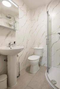 牛津Spacious En-suite Private Double Bedroom的白色的浴室设有水槽和卫生间。