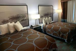 纽波特纽斯Super 8 by Wyndham Newport News的酒店客房设有两张床和两盏灯。