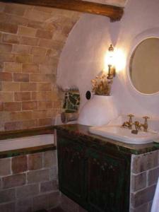 Fressacgrand gîte de charme en Cévennes的一间带水槽和镜子的浴室