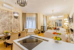 布达佩斯Principe Luxury Suite Close to Parliament的厨房以及带沙发和桌子的客厅。