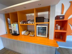 雷泽南南斯 - 赫泽机场普瑞米尔经典酒店的带有家具的豆科厨房的柜台