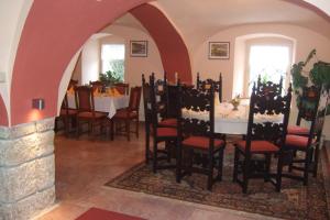 BlíževedlyPenzion Ráj的一间带桌子和椅子的用餐室
