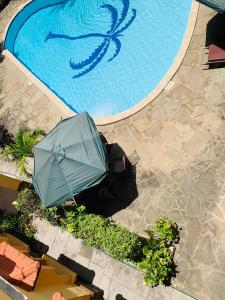 尼亚利Ltorec的游泳池顶部景,带遮阳伞