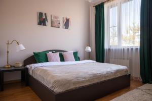 KaynazarkaMountain view close to Talgar Almaty的一间卧室配有一张带绿色窗帘的床和窗户。