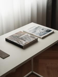 米兰Hotel Morfeo的两本书坐在一张白桌旁