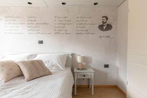 TURISTIČNA KMETIJA IVANKOTOVI的一间卧室,配有一张带墙壁的床铺,墙上写着
