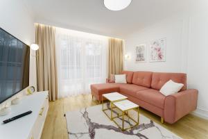 科沃布热格Aquabaltic Apartments Aquarius II的客厅配有沙发和桌子