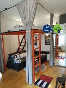 萨格勒布市中心梦想公寓的客房设有双层床和沙发。