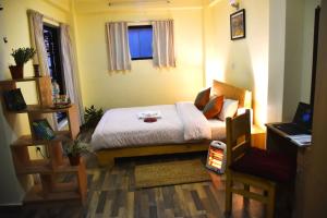 帕坦Tanani Newa Home -Dhaulagiri的一间小卧室,配有一张床和一把椅子