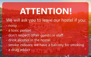 索非亚"No party & Many rules" Hostel N1的红色的标志,表示如果你愿意,我们会要求你离开我们的医院