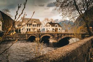 斯特兰达Holiday home among the pearls of Norway的河上一座桥,上面有房子